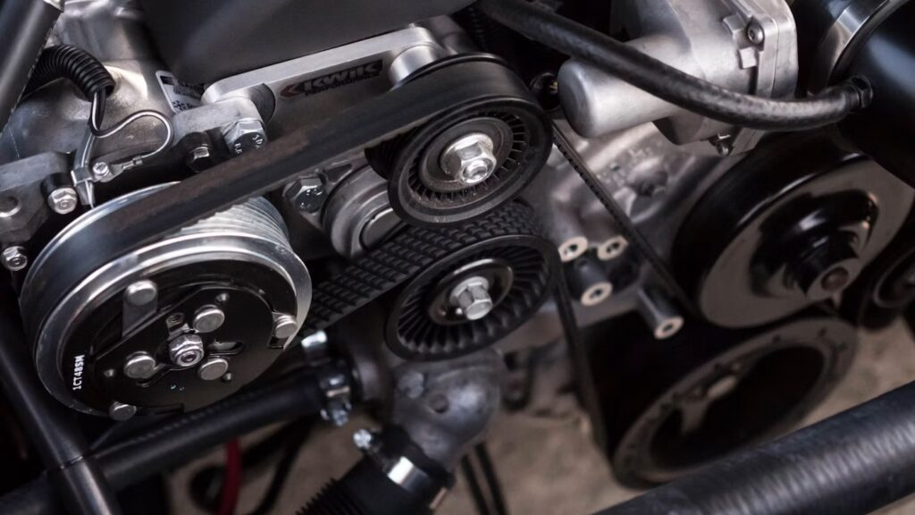 Blick in den geöffneten Motorraum eines Fahrzeugs in der Werkstatt